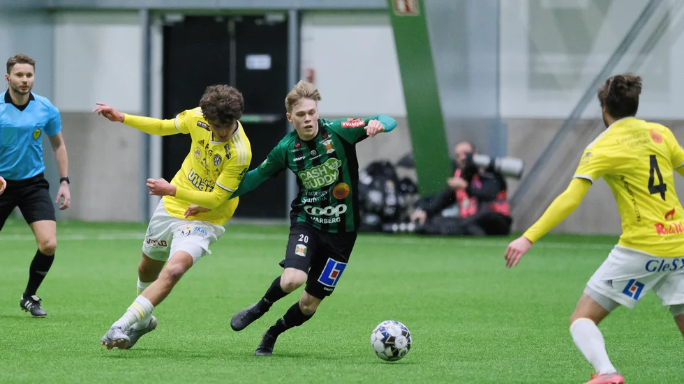 Gustav Nordh, Varbergs Bois, här i en försäsongsmatch mot Falkenberg, har fått en lovande start på sin första tid i den allsvenska klubben.