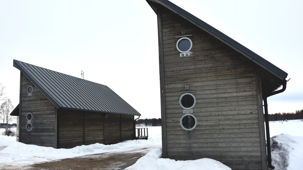 Stugorna har stått på Kalix camping i tio år - nu säger Kalix kommun nej till förlängning av det tidsbegränsade bygglovet vilket betyder att stugorna måste bort.
