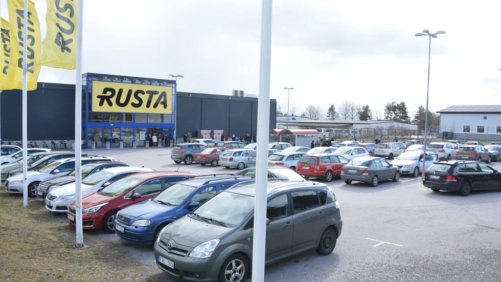 Fullt på parkering och lång kö till butiken när Rusta reade inför flytt.