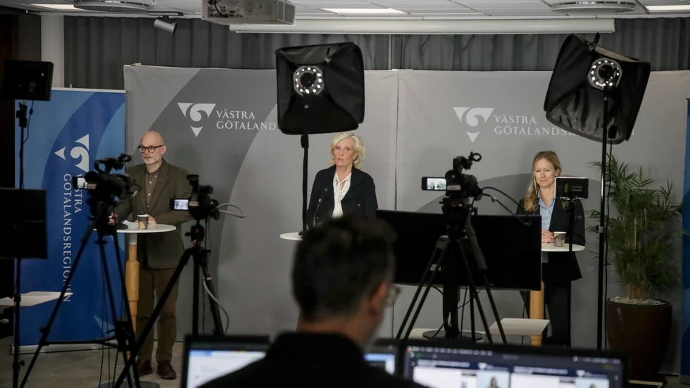 "Vi kan inte ropa hej än, det här är inte på något sätt över ännu. Vi står och väger", säger Ann Söderström, hälso- och sjukvårdsdirektör i regionen (i mitten).
