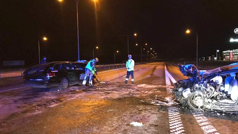 Föraren av taxibilen misstänks ha kört i fel riktning på E4 och frontalkrockat med en personbil där tre personer omkom.