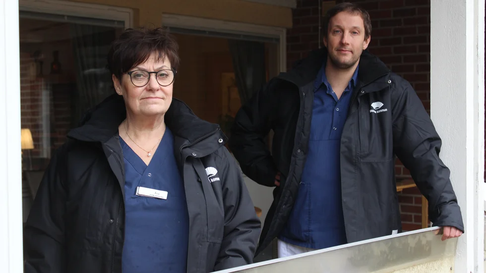 Åsa Thilkjae och hennes kollega Johannes Rinta upplever att många i personalen ändrat om sin livsstil för att skydda de gamla på boendet.