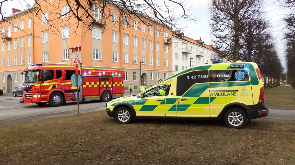Strax innan klockan 17 inkom ett larm om att två personer ska ha blivit påkörda.
