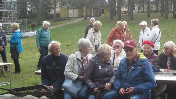 Ett 50-tal seniorer deltog i SPF Åkerbärets friluftsdag på Gultzaudden. Korvgrillning, musik och sång stod på agendan. 
