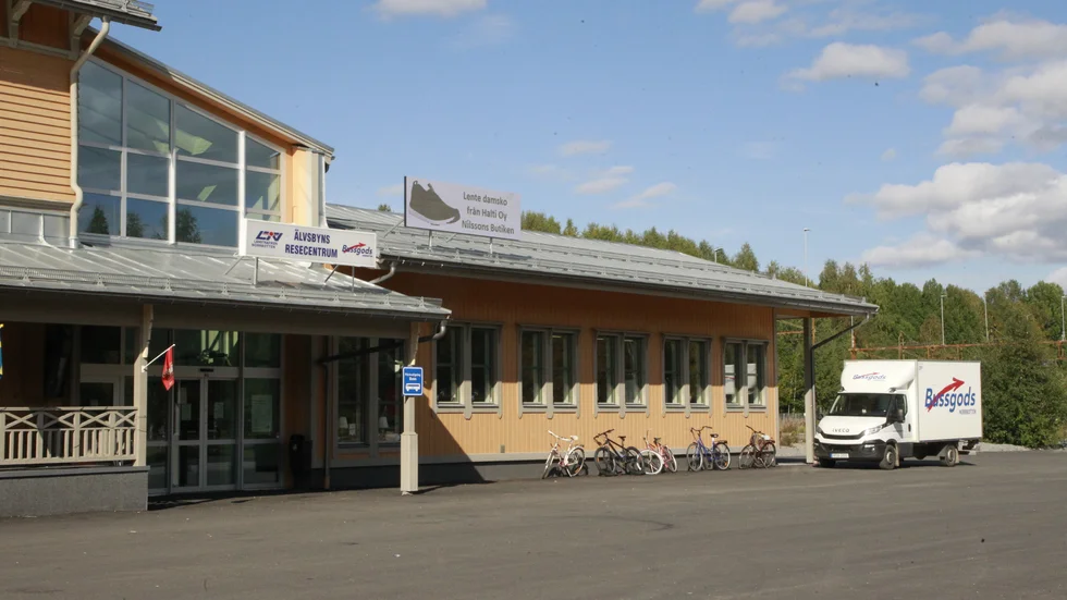 Det var vid resecentrum i Älvsbyn som den mardrömslika scenen utspelade sig i juni. Mamman sprang därifrån när mannen släppte greppet om hennes barnvagn. 