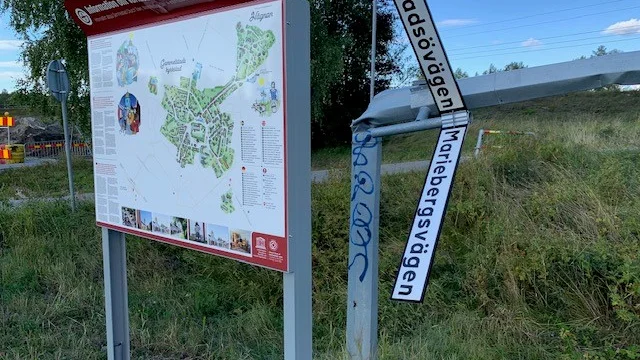 "Det är nog minst tolv stolpar", säger Kaj Bergman som bor i närheten. Men enligt Luleå kommun rör det sig om ännu fler än så.