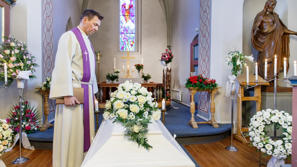 Kyrkan konkurrerar redan med kaféer. Vore en begravningsbyrå inte minst lika naturligt, frågar sig Roger Larsson, Skellefteå, Partipolitiskt obundna i Svenska kyrkan (POSK)