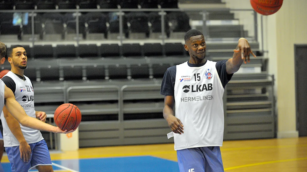 De’Riante Jenkins gjorde sin första match för BC Luleå när laget förlorade inledningsmatchen i Better You North Cup mot Umeå.