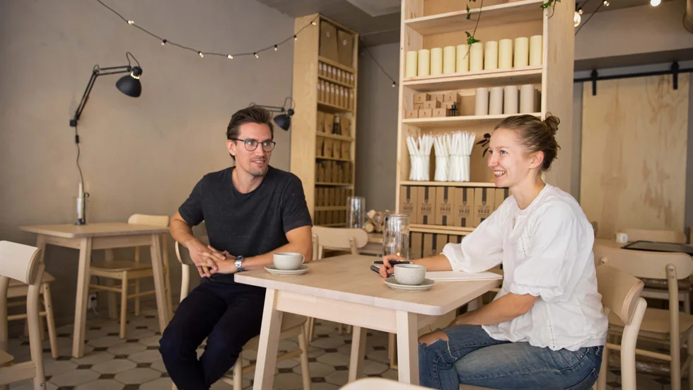 Kaféet kommer att ha ett 40-tal sittplatser. Inredningen är till stor del av trä, vilket Niklas och Tilda Malmelöv menar ger en harmonisk känsla.