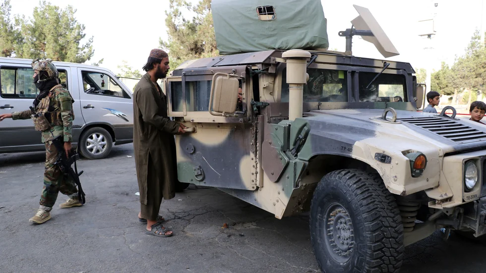 Talibanerna är numera utrustade med amerikanska vapen och stridsfordon, inklusive militära terrängbilar av modellen Humvee.