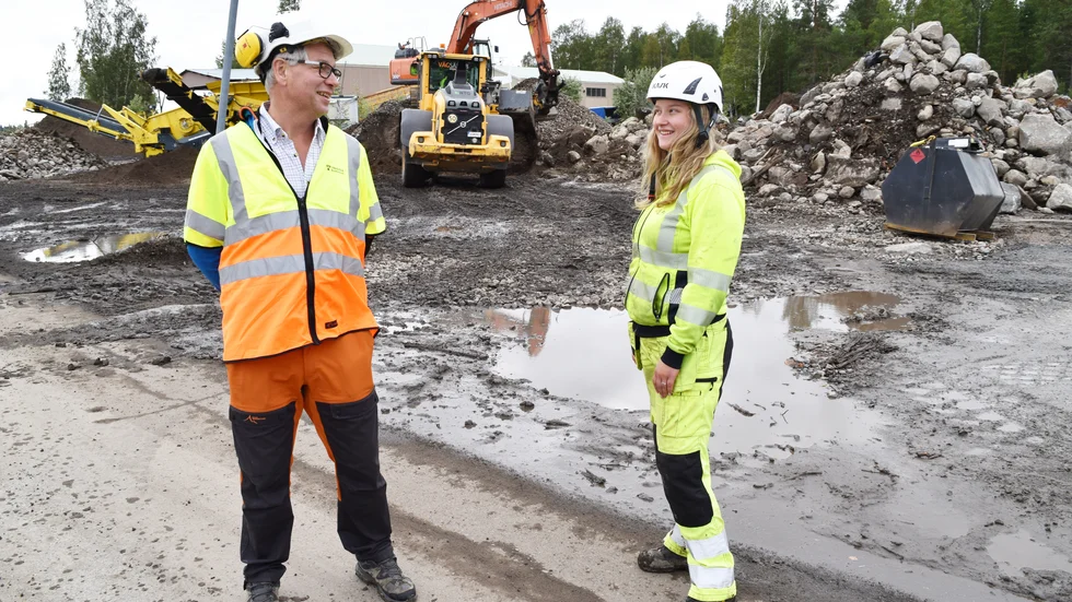 Christer Svensson och Lisa Strömbäck framför den del av området som just nu saneras. Sammanlagt 19 500 kubikmeter jord har körts bort.