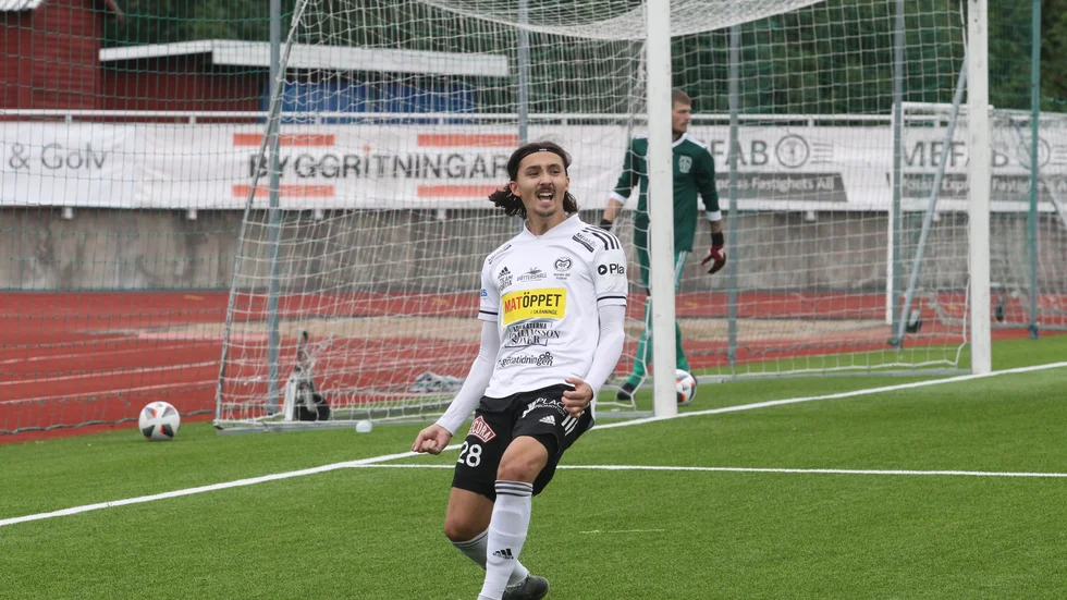Jaaa, där satt den! Adam Bark skriker ut sin glädje efter att ha gjort 2-0 på straff. Motala AIF vann matchen klart, vilket ger lite skjuts i division 2-tabellen. Bark fick tre poäng i betygsligan, som ni läser på webben och som han toppar.