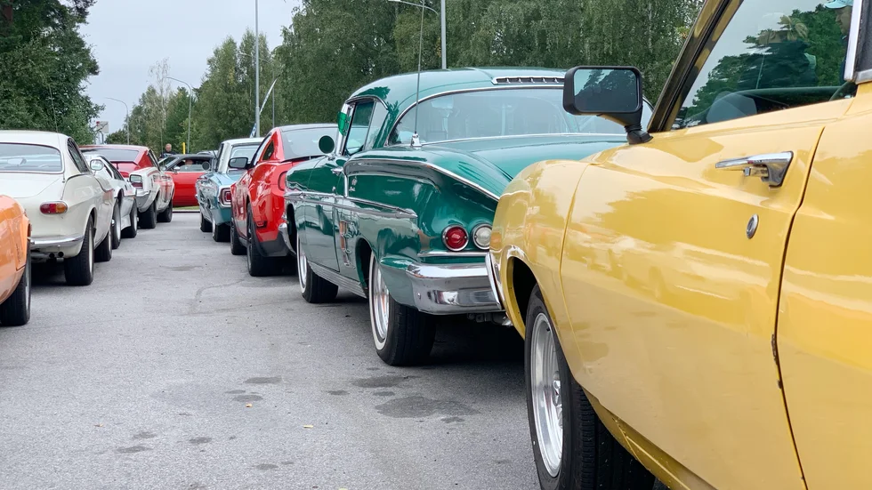 Många olika sorters bilar lockades till rallyt. Arrangörerna var glada över att se flera äldre svenska bilar på plats. 