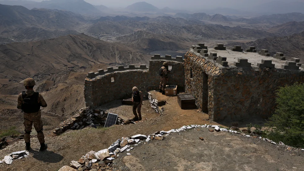 Pakistanska soldater vid gränsen mot Afghanistan. Arkivbild.