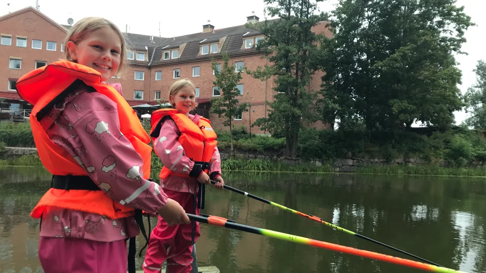 Tvillingarna Majken och Wilda Granat, 8,5 år, tyckte det var jättekul att fiska.
