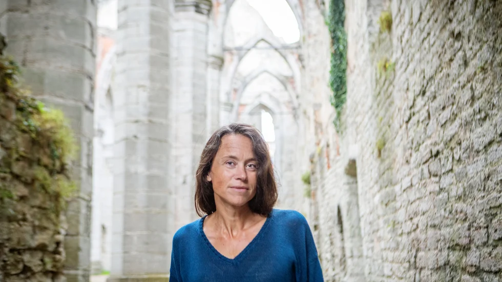 "Vi måste fortsätta hålla råd och restriktioner, oavsett om man är vaccinerad eller inte", säger smittskyddsläkare Maria Amér. 