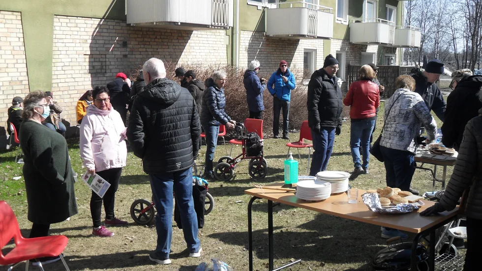 I sol och snålblåst tyckte PRO Skurholmens medlemmar det var underbart att få träffas.