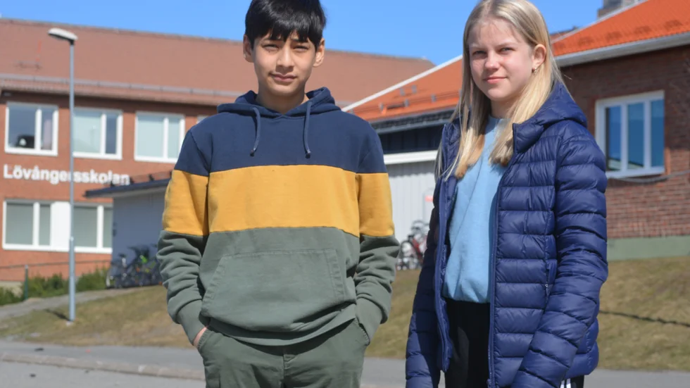 Elever vid Lövångersskolan kritiserar trafiksituationen. Två som engagerar sig är Nurlan Saderali och Lily Jonsson.  