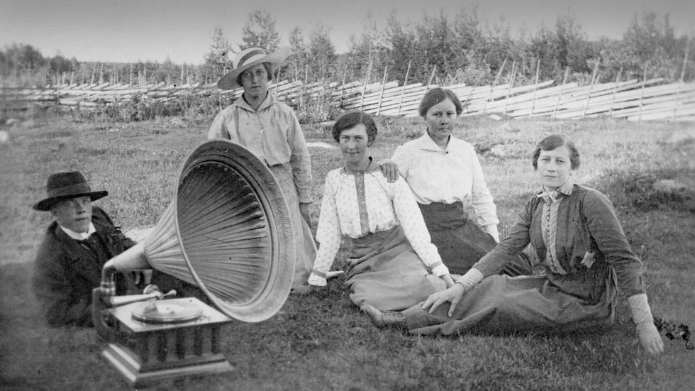 Dags för utflykt med trattgrammofon. Här har Anselm Degerman med damer slagit sig ned i gräset.