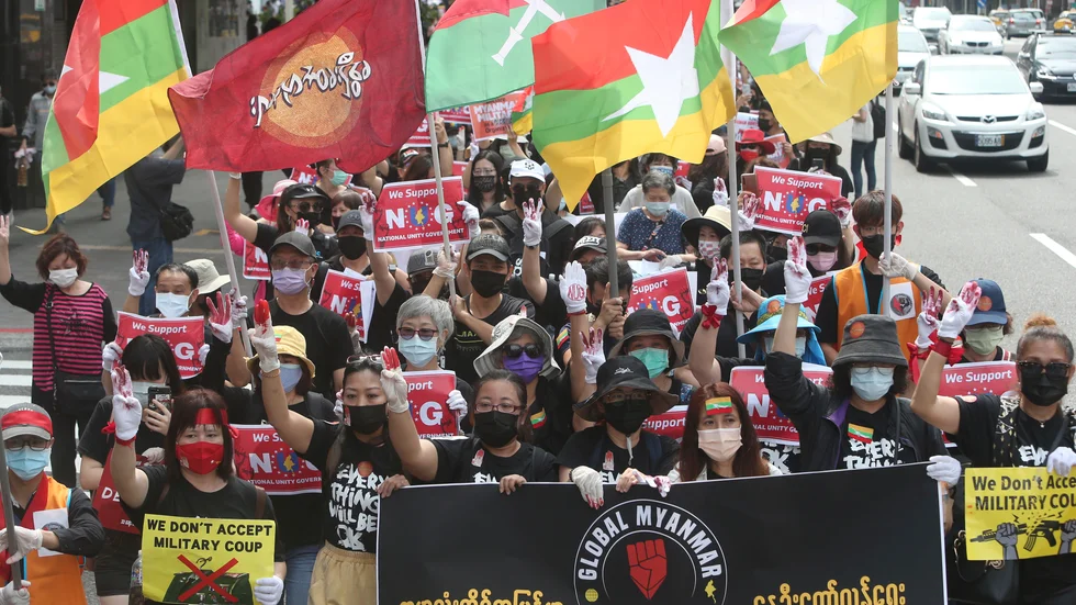 Myanmarier i Taiwan demonstrerar mot militärjuntan.