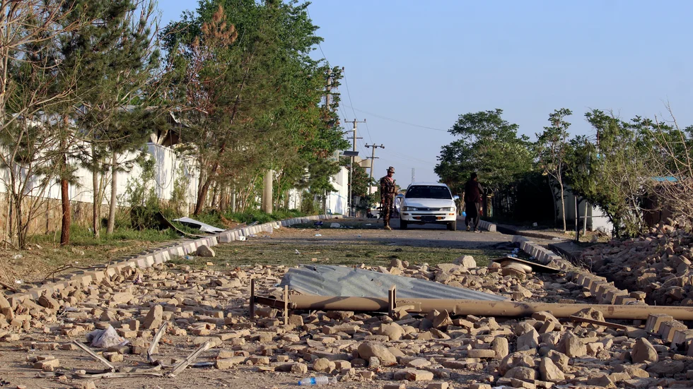 Afghanska soldater under lördagen vid platsen där en bilbomb detonerade i Pul-e Alam, provinshuvudstad i Logar i östra Afghanistan, i fredags.
