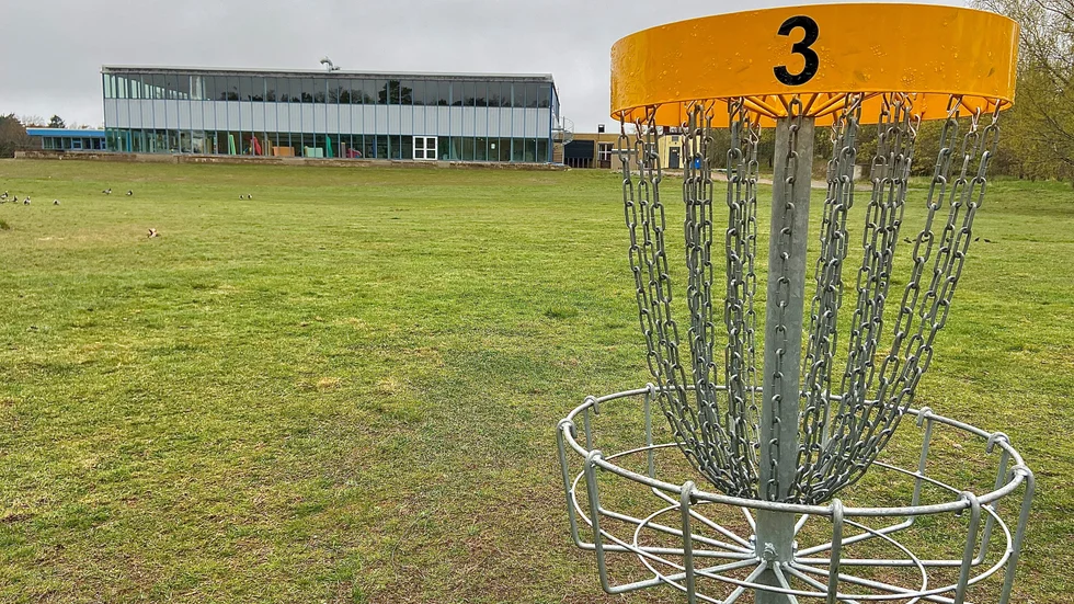 Discgolfbanan ligger bredvid badhuset. Lagom till Oxelö marknad blir det nyinvigning då tolv hål blir 18.