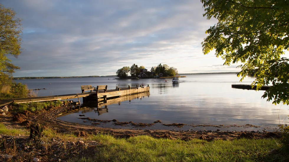 En skogsägare i norra Västerviks kommun ville stycka av en bit av den 860 hektar stora skogsfastigheten, för att skapa en tomt omkring bostadshuset. Nu blir svaret från Högsta Domstolen att strandskyddet väger tyngre än hemfridszonen. 
