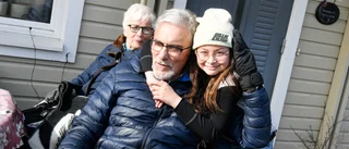 Se när morfar får första kramen på mer än ett år: "Det kändes ovant"