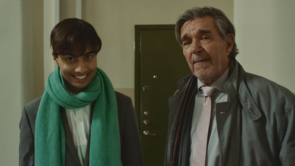 Praktikanten Kevin (William Spetz) och rutinerade mäklaren Kaj (Kjell Bergqvist). Pressbild.