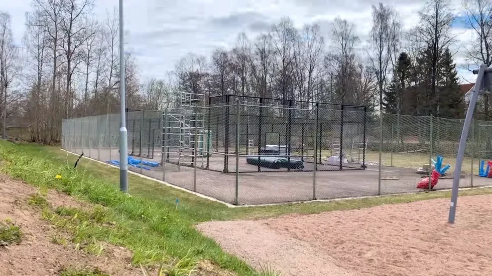 Under tisdagen påbörjades bygget av den nya padelbanan. På torsdag hoppas man vara klara.
