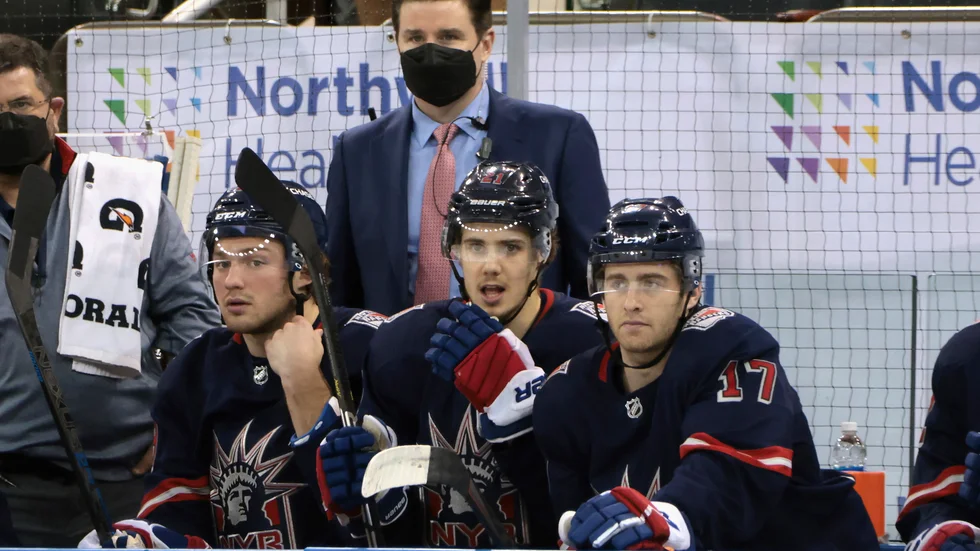 Chris Drury, här längst bak i New York Rangers bås i en match mot Philadelphia i mars, tar över efter både sparkade vd:n John Davidson och general managern Jeff Gorton.