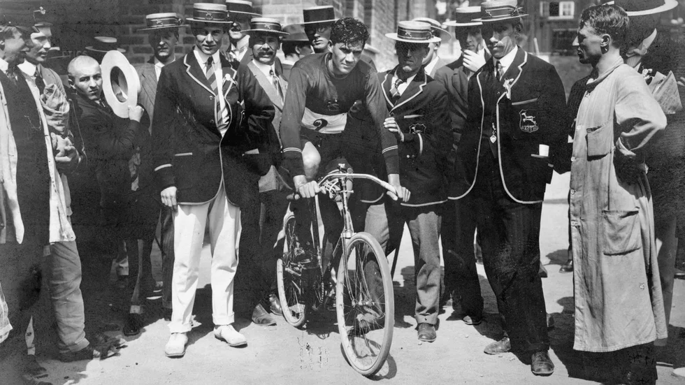 Mälaren runt på cykel är ett lopp med en lång historia. Här en bild från OS i Stockholm 1912 och vinnaren sydafrikanen, R Lewis. Då hade man redan tävlat i ett par decennier runt Mälaren.