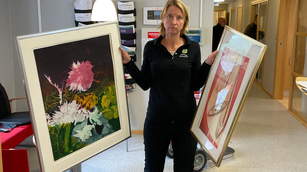 Sofie Alvarsson med några av de konstverk som Region Kalmar flyttat från Gamlebygymnasiet. 