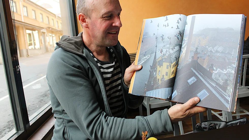 Fotografen Fredrik Schlyter har med drönare skildrat Norrköping ur ett fågelperspektiv. Han berättar i en intervju på kafé Mjölnaren i Västgötebacken om boken "Norrköping från ovan".