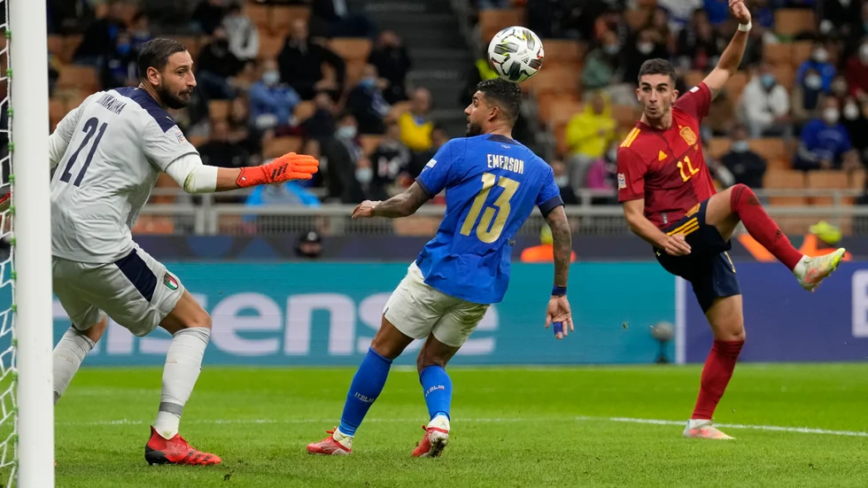 Spaniens Ferran Torres, i rött, gör sitt andra mål i segermatchen över Italien.
