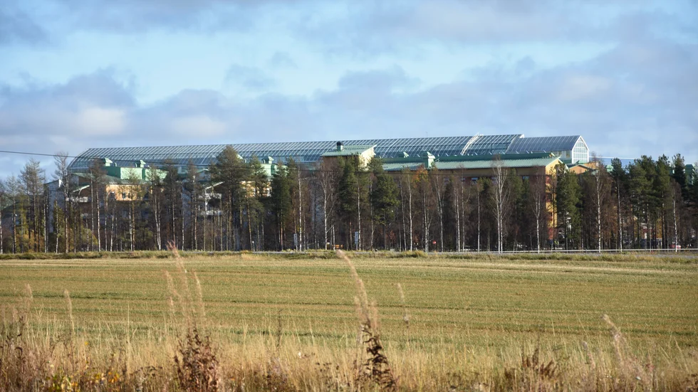 Mitt emot Sunderby sjukhus, på andra sidan väg 97, ska 17 nya villatomter styckas av efter att KSO Carina Sammeli själv bestämt att klassningen som försklassig jordbruksmark är fel.