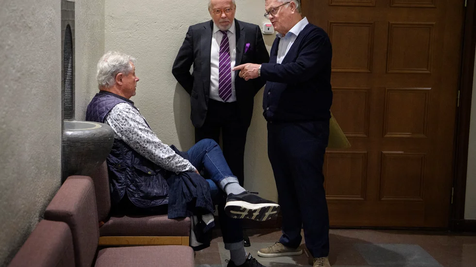 Percy Nilsson (sittande till vänster) och Dan Olofsson (till höger) tillsammans med försvarsadvokaten Lars Kruse inför förhören i Stockholms tingsrätt under tisdagen.De är åtalade för insiderbrott i samband med miljardförsäljningen av fastighetsbolaget Victoria Park.
