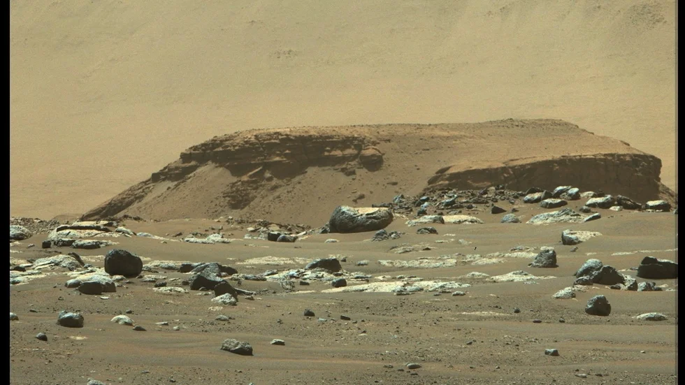 Rymdrovern Perserveranve har fotat Jezerokratern på planeten Mars, där det för 3,6 miljarder år sedan fanns en sjö, på några kilometers avstånd från kameran. Längst bak syns kraterväggen. Klippan i mitten är på 2,3 kilometers avstånd och är resterna av deltat som man sedan tidigare känt till. Den grå stenen i mitten med vit ovansida är 2 meter hög och befinner sig 130 meter från kameran. Den hör till de fynden som hjälpt forskarna förstå att stora vattenmassor forsat fram i området, vilket tyder på stora okända förändringar.