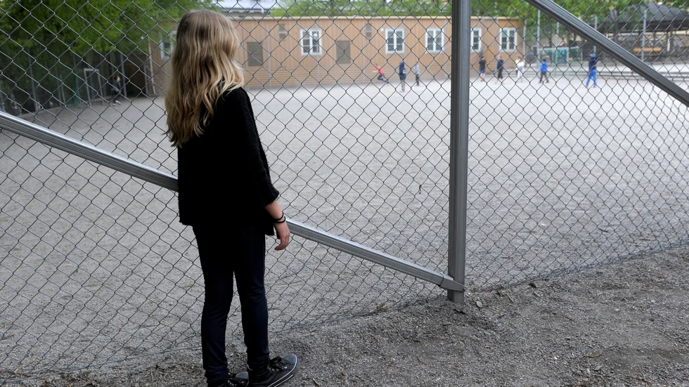 Varje skoldag är flickan rädd och på helspänn. Bilden är på en annan flicka på en annan skola.