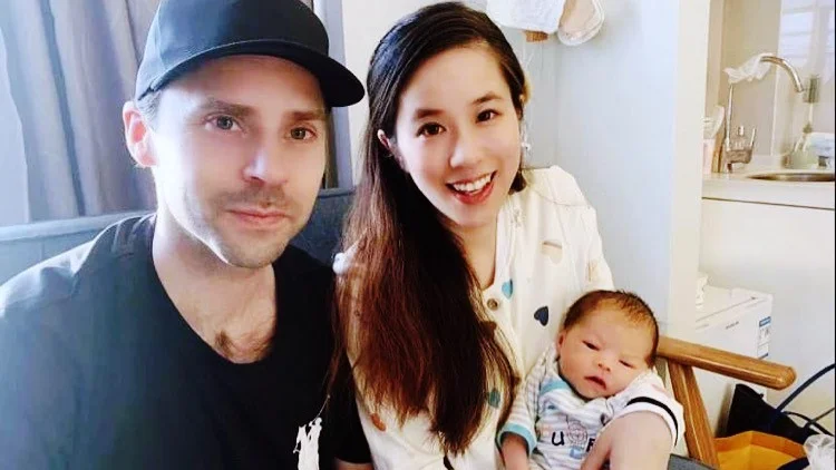 Johan Björnfot med sin sambo Lili och dottern Angelina börjar nu ett liv tillsammans i Kina. Hans hockeyäventyr som startade för två år sedan i Wuhan blev längre och större än han trott. "Nu blir det åtminstone två-tre år till här. Sedan får vi se" säger den före detta Luleåbon.
