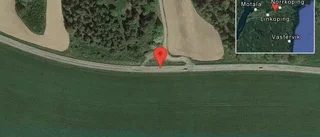 En personbil i singelolycka