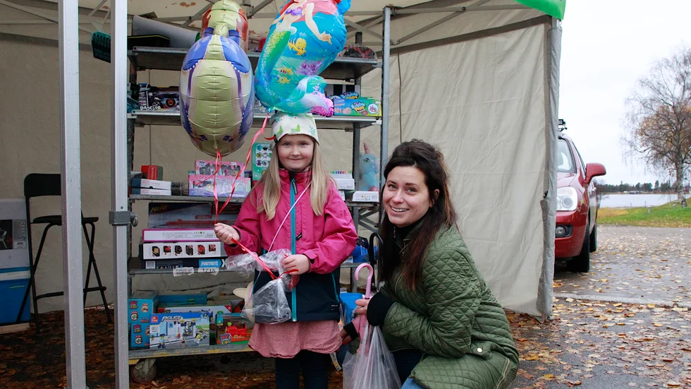 Vera Thorfve fick skjuts till marknaden med moster Anna Thorfve. Ballongerna var det stora målet för dagen, men en leksak stod också på schemat.