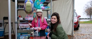 Knallarna tillbaka efter ett år utan marknad – Vera, 6 år, fick sina efterlängtade ballonger