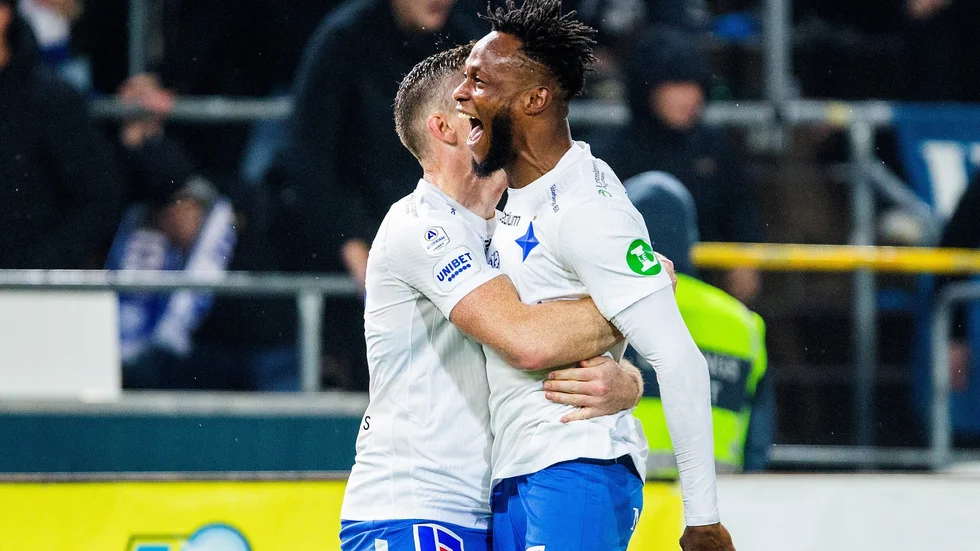 Samuel Adegbenro jublar tillsammans med Viktor Agardius som slog passningen efter avgörande 3–1.
