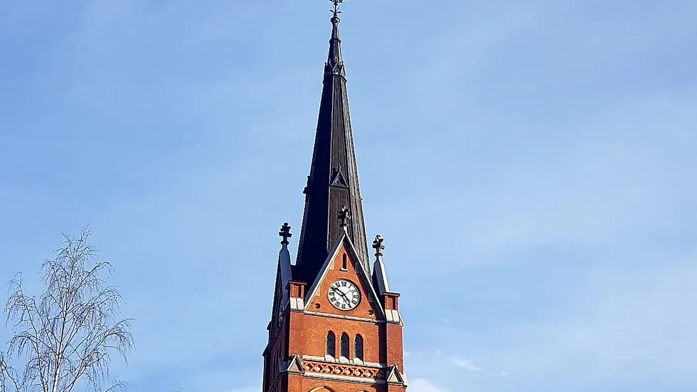 Kyrkklockan har gett upp och bristen på reservdelar gör att reparationsarbetet dragit ut på tiden.