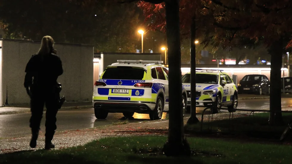 Under tisdagskvällen arbetar polisen på en adress i Löten.