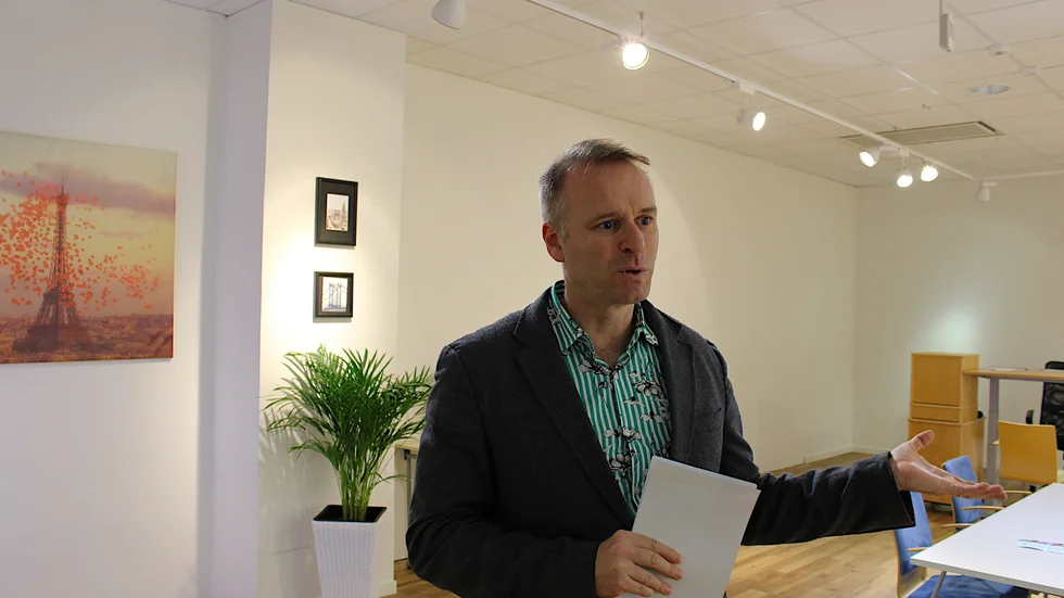 Morgan Holmström, regionansvarig på Samjobb, fokuserar på att förmedla jobb som inte kräver en akademisk utbildning, exempelvis inom lager, industri, vaktmästeri, restaurang och hotell.