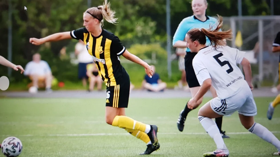 Elin Höglund, här mot Täby hemma på Årsta IP i somras, är bara 19 år men är bara en i raden av unga spelare i årets upplaga av Vaksala SK.