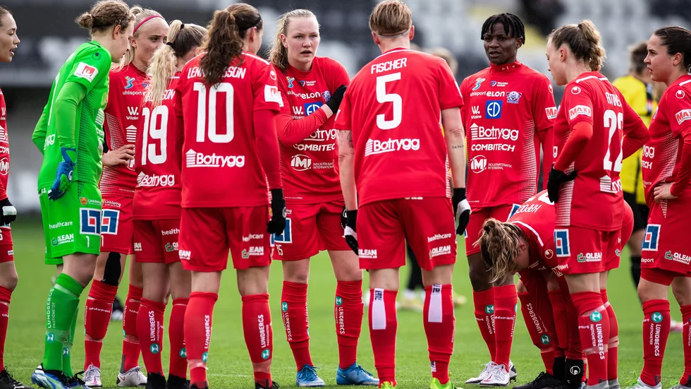 Frida Leonhardsen Maanum bar kaptensbindeln och försökte få laget att lyfta. Det gick inte. 