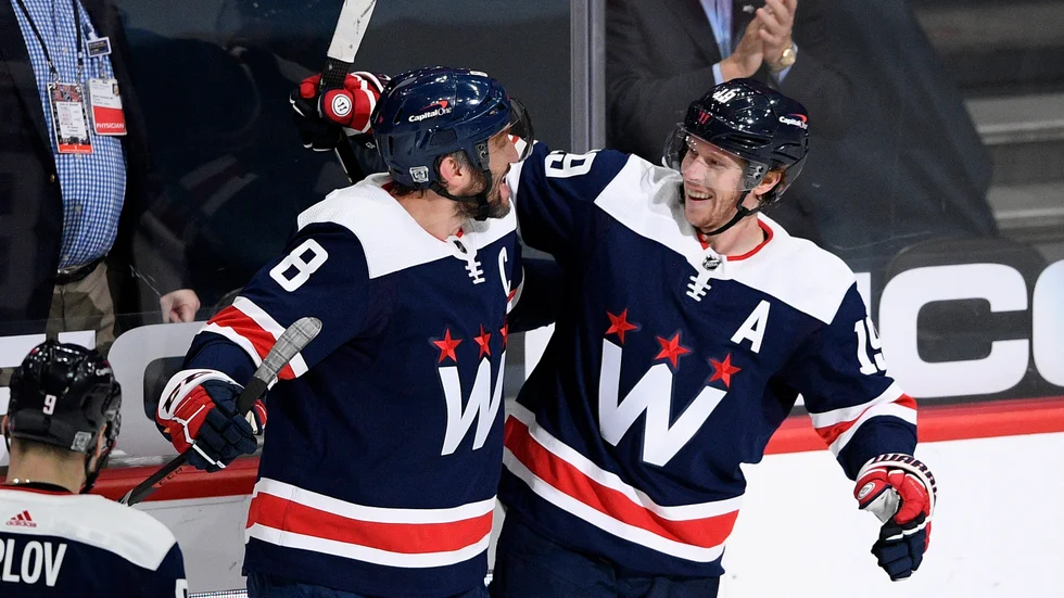 Washington Capitals Nicklas Backstrom (till vänster) firar med lagkamraten Alexander Ovetjkin. Arkivbild.